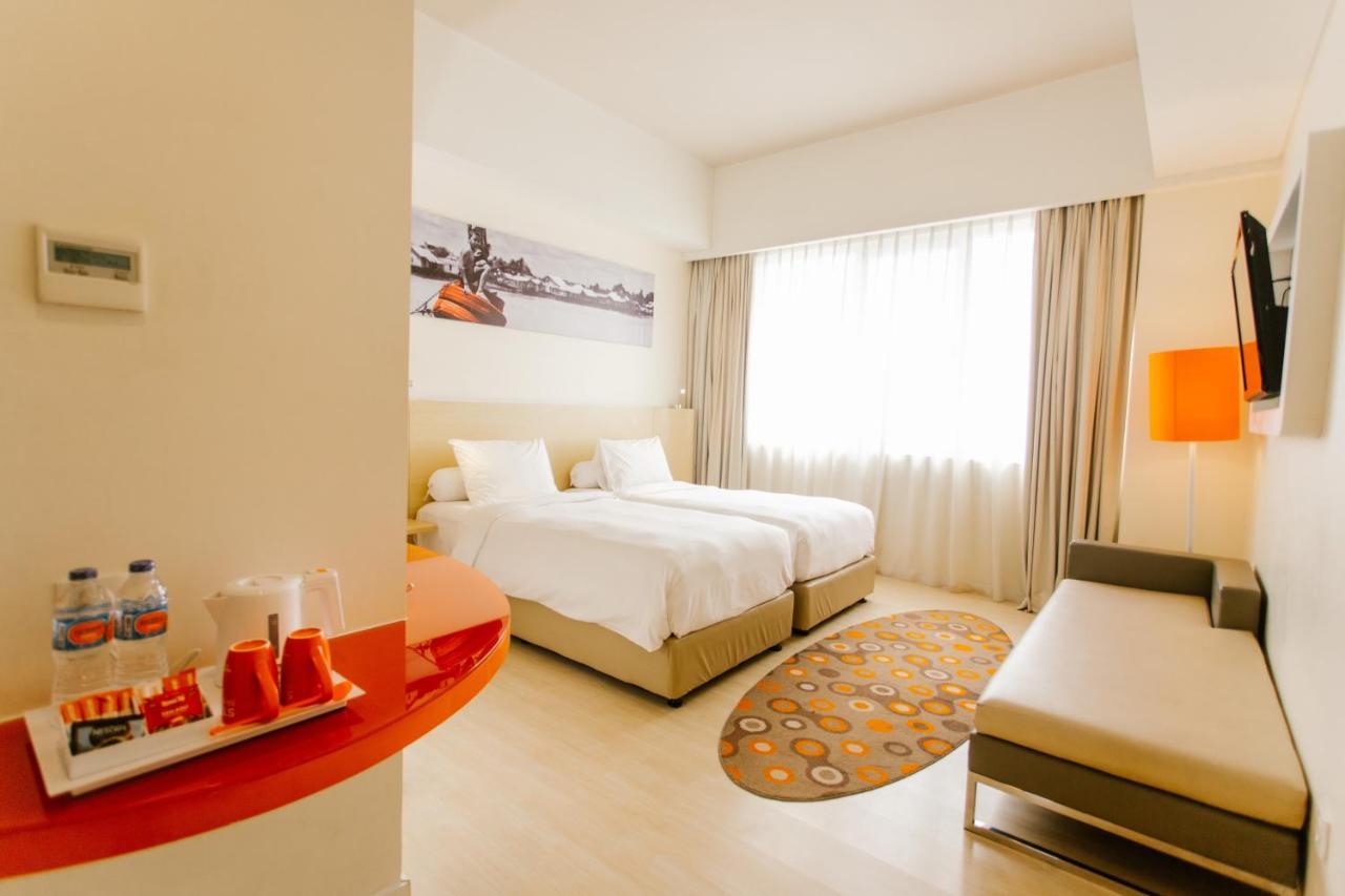 Harris Hotel Pontianak Exterior foto