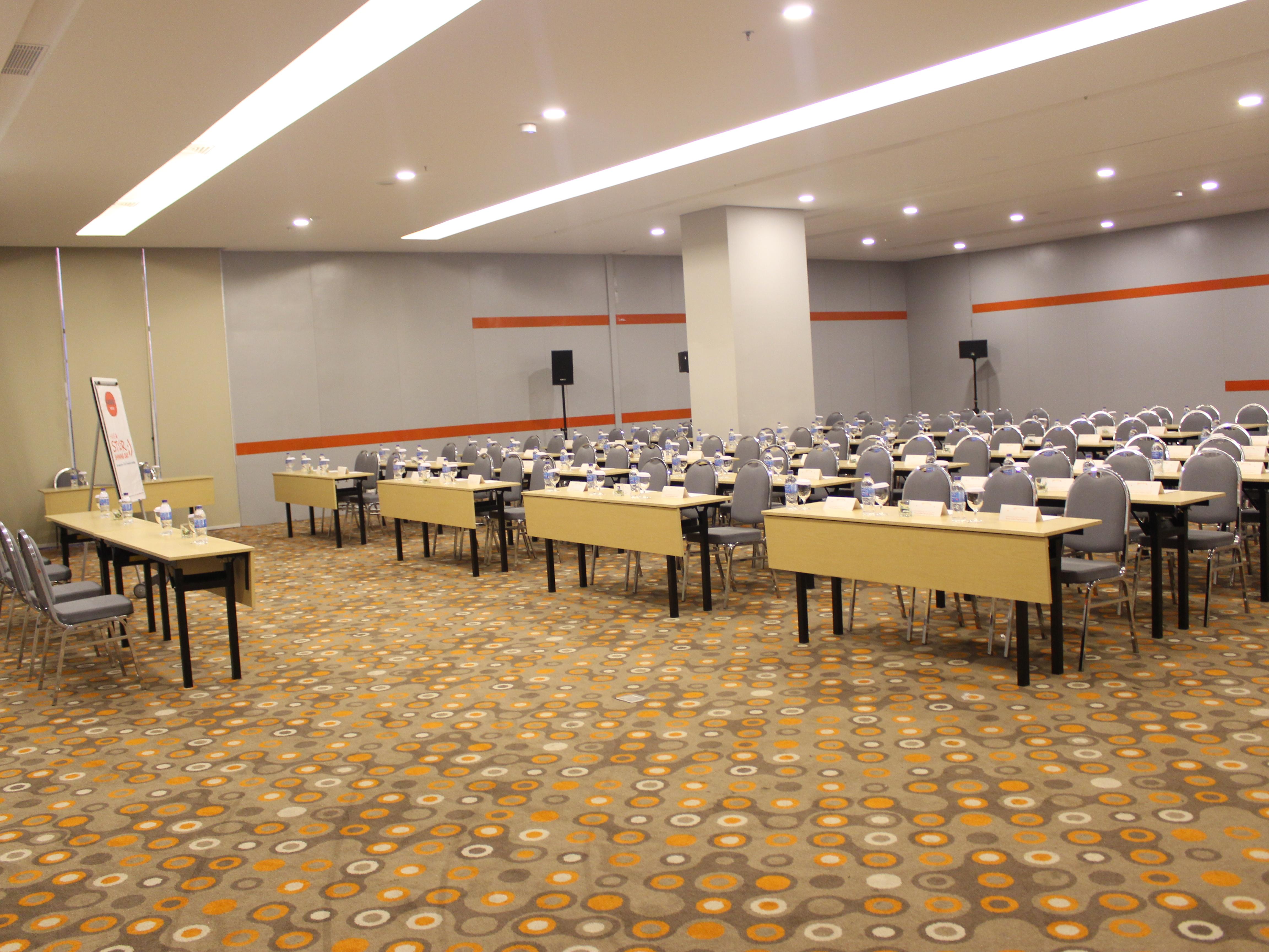 Harris Hotel Pontianak Exterior foto